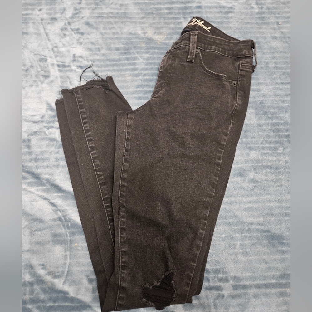 Universal thread mid rise skinny distressed jeans!